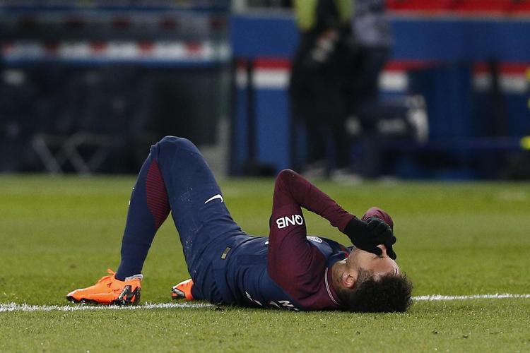Milliardindkøbet Neymar blev alvorligt skadet mod Marseille 25. februar og er ude af spil i tre måneder. Thibault Camus/AP.