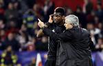 Træner José Mourinho kæmper for at finde ud af, hvordan han får det bedste ud af Pogba i Manchester United.  Miguel Morenatti/AP