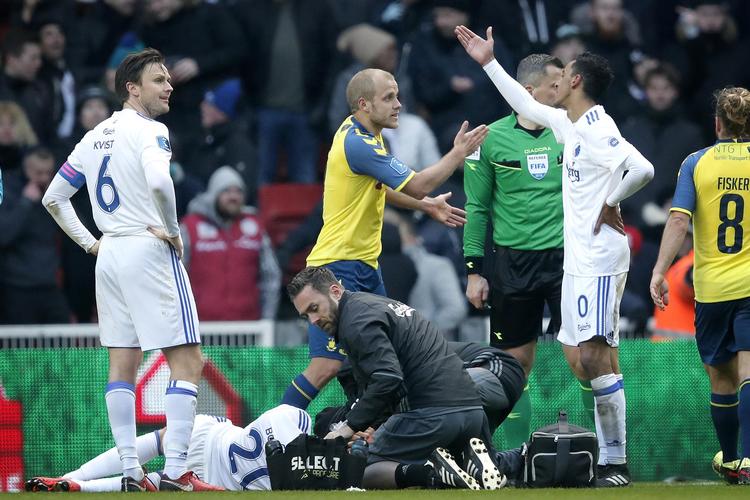 JAmen. Carlos Zeca prøver at forklare Teemu Pukkis ugerning med blikket mod en af Parkens storskærme, mens William Kvist har fokus rettet mod den anden. Foto: Jens Dresling /Ritzau Scanpix