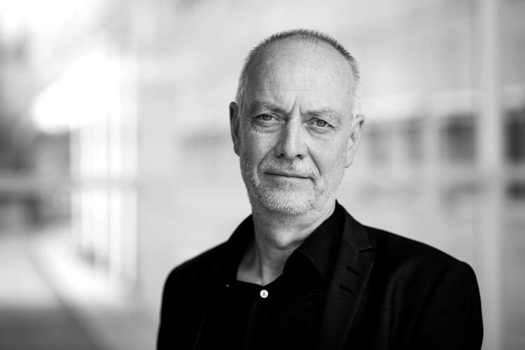 Hvis de bedste danske herrefodboldhold også skal favne det modsatte køn, så skal kvindefodbold  være mere tillokkende, end det er lige nu. Det mener Claus Thomsen, der er direktør i Divisionsforeningen, der trods manglende begejstring alligevel ser stort økonomisk potentiale hos kvinderne. /POLFOTO