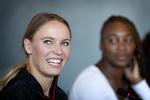Caroline Wozniacki er i  København for at spille en opvisningskamp mod den amerikanske superstjerne Venus Williams. Danskeren når også at blive hyldet på Københavns Rådhus.   Jens Dresling