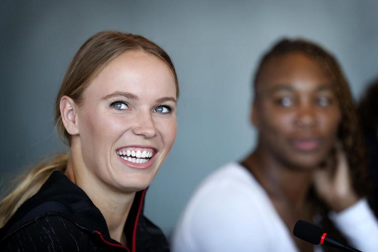 Caroline Wozniacki er i  København for at spille en opvisningskamp mod den amerikanske superstjerne Venus Williams. Danskeren når også at blive hyldet på Københavns Rådhus.   Jens Dresling