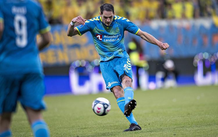  Den tyske stopper Benedikt Röcker er måske ikke nogen stor tekniker, men han sparker godt til bolden. Det så vi, da han fornemt bragte Brøndby foran 1-0 i Horsens. Men Brøndby måtte nøjes med uafgjort 2-2, og det kan koste guldet.  Claus Fisker/Ritzau Scanpix