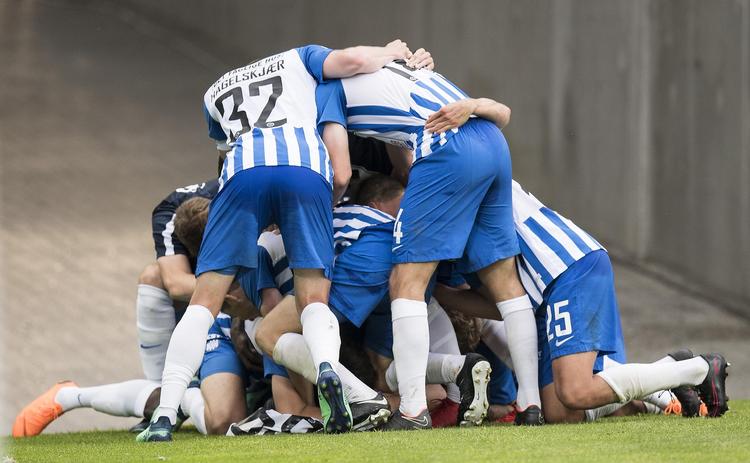 Nederst i bunken ligger Anders Dreyer, der med sit hattrick sendte Esbjerg tilbage i Superligaen. /Ritzau Scanpix