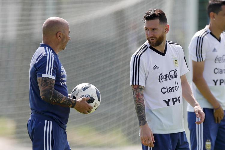 Der har de seneste dage været vedvarende rygter om, at Lionel Messi og Javier Mascherano har overtaget kontrollen af det argentinske landshold fra træner Sampaoli. Men det benægter alle i lejren. 