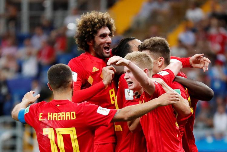 Hazard, De Bruyne, Fellaini og Lukakus arme ses i fejring af en scoring med Japan. Fire belgiske landsholdsspillere, der henholdsvis har flamske, vallonske, marokkanske og congolesiske rødder. /Ritzau Scanpix