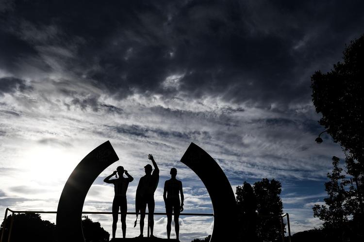 Geraint Thomas, Tom Dumoulin og Chris Froome i gårsdagens aftensol over Paris.  Foto: Jeff Pachoud / AFP 