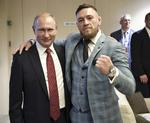 Conor McGregor mødte Vladimir Putin ved VM finalen i fodbold. Det gjorde russeren Khabib Nurmagomedov ikke, så ireren fik dokumenteret  sin evne til at promovere sig selv.  Foto: Alexei Nikolsky, Sputnik, Kremlin via AP /AP