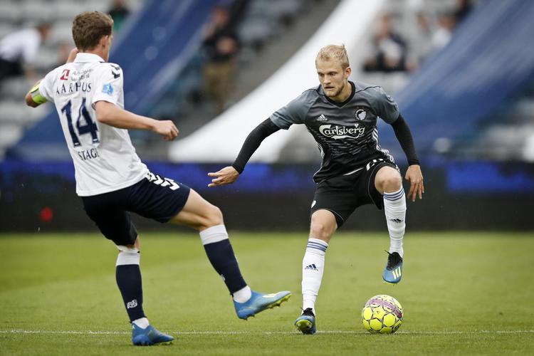 Mens AGF’s Jens Stage (med ryggen til) blev udtaget til U21-landsholdet, får Nicolai Boilesen mulighed for at vende tilbage til A-landsholdet og overhaler dermed Riza Durmisi i den sammenhæng.  Foto: Jens Dresling 