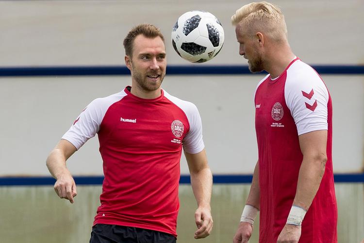 »Landsholdsspillerne er enmandsvirksomheder på et freelance-marked med korttidskontrakter i deres danske eller internationale klubber«, skriver Christian Jensen. Her ses landholdsprofilerne Christian Eriksen (tv) og Kasper Schmeichel . Foto: Finn Frandsen. 