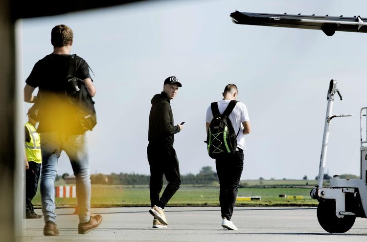 Et af de første billeder af vikarlandsholdet, der bliver forsøgt sendt til Slovakiet af DBU, uden deres navne eller ansigter er kendte, før de sidder på flyet. Foto: Claus Bech 