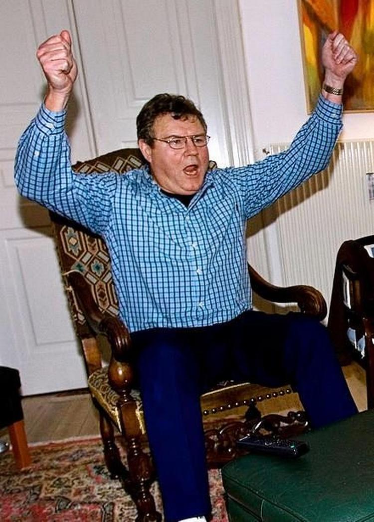 Tonny Pedersen foran sit tv, inden en
skade satte ham ud af spillet. 