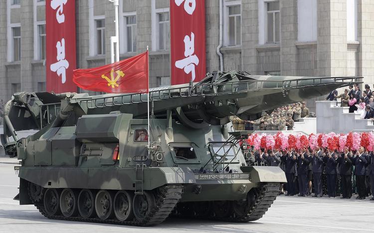 Nordkoreanske missiler bliver vist frem på Kim Il Sung-pladsen i Pyongyang, Nordkorea, i forbindelse med en militærparade 15. april 2017. 