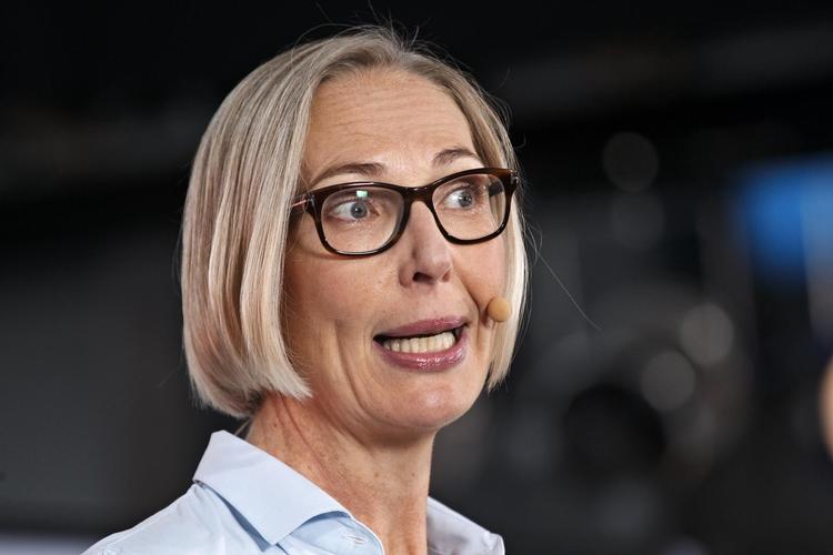 DR slås om danskernes tid med giganter som Netflix og Facebook, siger generaldirektør Maria Rørbye Rønn.  