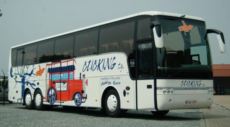 En hvid bus med udenlandske nummerplader og krimskrams på siden er set på Amager Fælledvej, sikkert lørdag. 