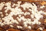 Det søde pizzafyld af Nutella og skumfiduser oven på en salt pizzabund kan få alle til at spise med. Foto: Jens Dresling 