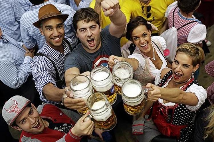 Det var Vort Tillægs forbrugertillægs deltagelse i oktoberfesten, der inspirerede til det ambitiøse projekt. Uden for billedet ses forbrugertillæggets modarbejder. 