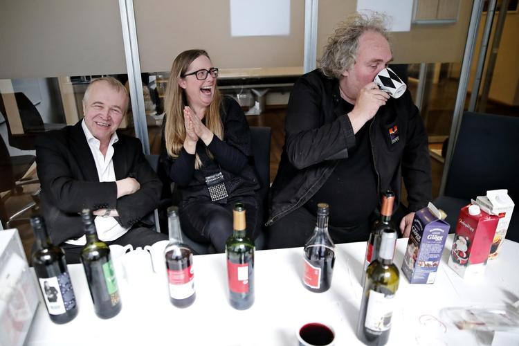 Selv om der hersker god stemning på overfladen, og hele lokalet er henlagt i en odør af gløgg, dækker de brede smil over stor splittelse i dommerpanelet. 