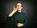 Der er ikke noget, der hedder grønlænderstiv på tegnsprog – men der findes slang for at være meget fuld: Bøj langefinger, ringfinger og hold dem fast med tommeltotten. Lille- og pegefinger skal være strakte. Lav en bevægelse fra ansigtet og cirka 30 cm ud i luften – som om du hilser. 