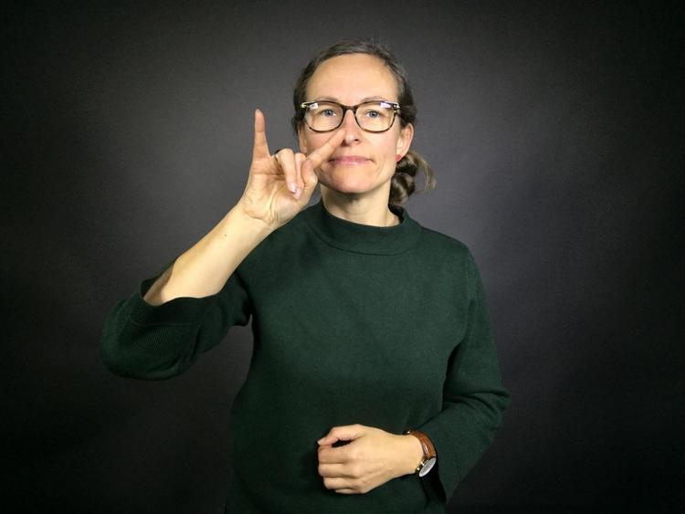Der er ikke noget, der hedder grønlænderstiv på tegnsprog – men der findes slang for at være meget fuld: Bøj langefinger, ringfinger og hold dem fast med tommeltotten. Lille- og pegefinger skal være strakte. Lav en bevægelse fra ansigtet og cirka 30 cm ud i luften – som om du hilser. 