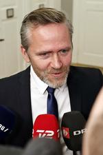 Anders Samuelsen taler med pressen efter samråd