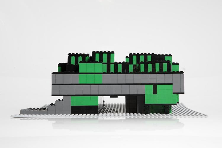 Lego-klodsen er som skabt til at genskabe bygningen Blox. Politikens arkitekturanmelder mener, det er »imponerende modelarbejde, der rammer originalens klodsede design på en brik«. Foto: Finn Frandsen Foto: Finn Frandsen