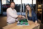Peter Fangel Poulsen, der er projektchef på Blox, giver bygherre Annette Nyvang fra Bagsiden håndslag på, at der bliver passet godt på Bloxmodellen i udstillingen. Foto: Jacob Ehrbahn 