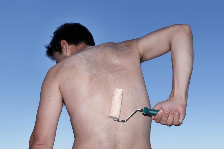 Mængden af creme voldte lidt problemer, da Bagsiden testede det gode smøringsråd fra 'Malerrullemanden', men med lidt øvelse fungerer en malerrulle perfekt til cremeindsmøring på ryggen. Foto: Jens Dresling 