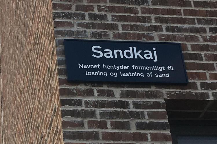 Sandkaj ved Nordhavn i København har fået en unødvendig forklaring med på vejen. Foto: Anders Olling 