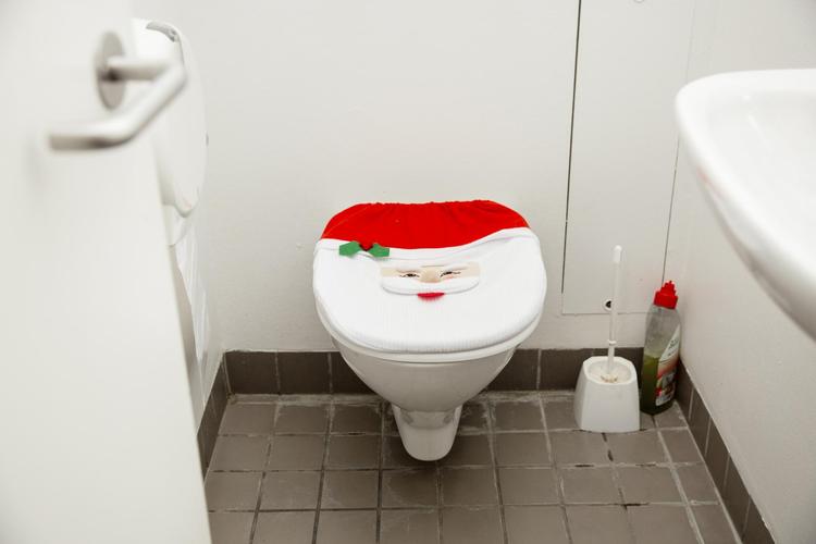 Det er nu, julemandspynt til toilettet skal bestilles, hvis det skal nå frem inden  december. Et sæt koster fra 40 kroner og op på Wish.  Foto: Andreas Haubjerg 