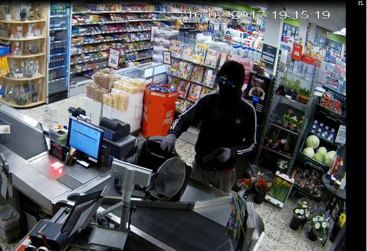 På videoer fra overvågningskameraer har forskere studeret mennesker, der er vidne til væbnede røverier. Undersøgelsen viste, at især mænd tøver med at trøste offeret, når den bevæbnede gerningsmand har forladt butikken. 