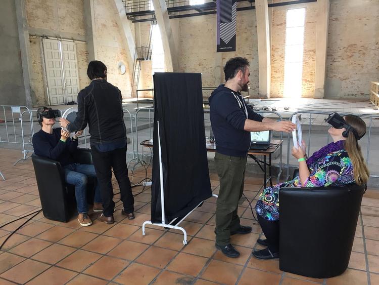 Ud af kroppen. På konferencen CopenX Realities var det muligt at få en usædvanlig oplevelse, hvor man med virtual reality kunne bytte krop med en anden person. Efter dette par var det Politikens videnskabsredaktør og frues tur. Foto: Lasse Foghsgaard
 