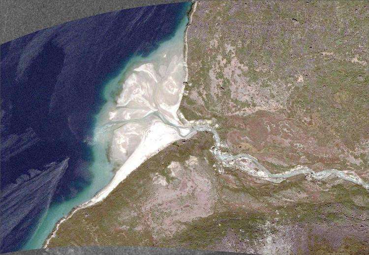 Vokseværk. Et internationalt forskerhold med danskere i spidsen har studeret billeder af Grønlands kyster taget under Anden Verdenskrig, i 1985 og i dag, og det har afsløret, at de grønlandske floddeltaer har vokseværk. På dette billede ser man deltaet i den snævre Tasermiutfjord, som er vokset 200 meter ud i vandet siden 1985. Foto: Google Earth
 