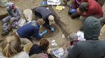 Fundet. Her er det amerikanske forskerhold fra University of Alaska i gang med at fritlægge de to barneskeletter, som blev begravet for 11.500 år siden ved Upward Sun River i det centrale Alaska. En dna-prøve fra et af skeletterne afslører nu, at der var tale om ur-indianere og man er med et slag blevet klogere på, hvordan og hvornår de første mennesker bosatte sig i Amerika. (Foto: Ben Potter) 