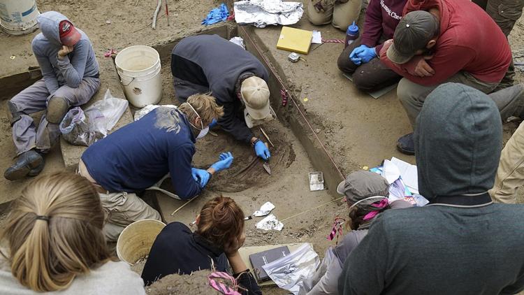 Fundet. Her er det amerikanske forskerhold fra University of Alaska i gang med at fritlægge de to barneskeletter, som blev begravet for 11.500 år siden ved Upward Sun River i det centrale Alaska. En dna-prøve fra et af skeletterne afslører nu, at der var tale om ur-indianere og man er med et slag blevet klogere på, hvordan og hvornår de første mennesker bosatte sig i Amerika. (Foto: Ben Potter) 