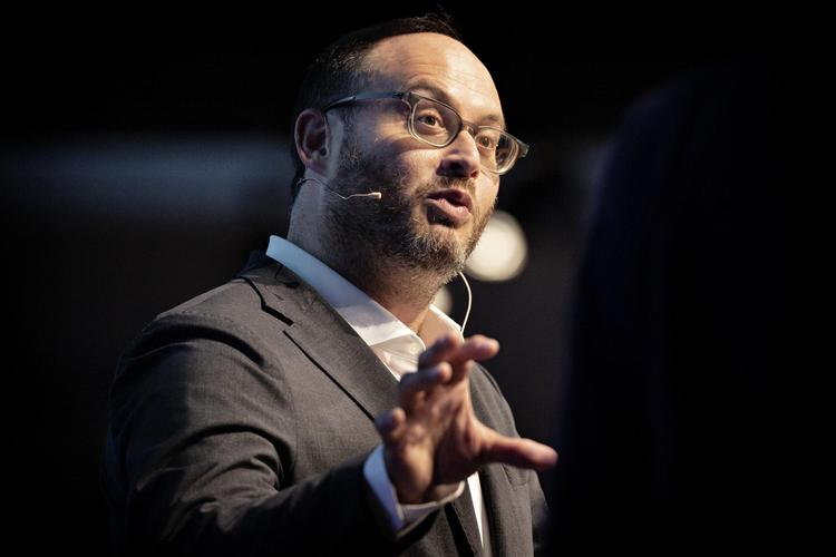 Det er ikke kun de vestlige techgiganters dominans, forfatteren Franklin Foer frygter. Kinas satsning på kunstig intelligens er ved at udvikle sig til et »mareridtsscenario: monopoler i samråd med staten«, som han udtrykte det på et velbesøgt læsermøde i Politikens Hus mandag. 