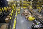 Amazon har sat lønningerne op for lagerarbejdere. Det begyndte at knibe med at få folk nok.  Arkivfoto: Julio Cortez/AP Arkivfoto Julio Cortez
