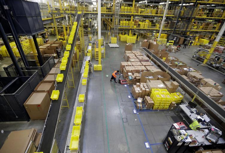Amazon har sat lønningerne op for lagerarbejdere. Det begyndte at knibe med at få folk nok.  Arkivfoto: Julio Cortez/AP Arkivfoto Julio Cortez