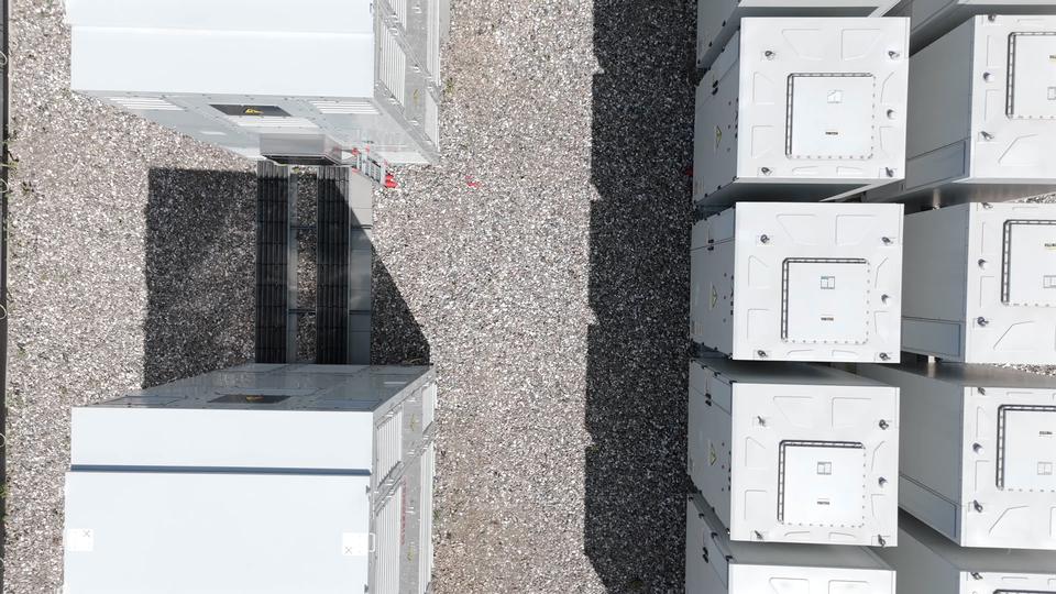 I resten af Europa tror man på batterianlæg. I Danmark ryger de om bag i køen